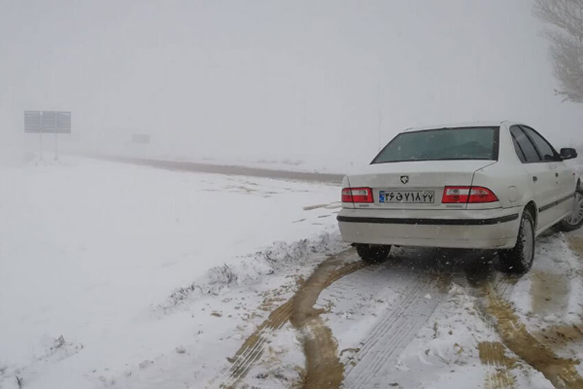 برف و باران در جاده&zwnj;های ۱۳ استان کشور