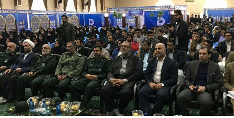 دشمن از طریق فضای مجازی قصد ضربه زدن به هویت جوانان را دارد
