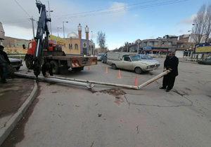 برخورد کامیون تانکر گاز با تیر چراغ راهنمایی در مهاباد