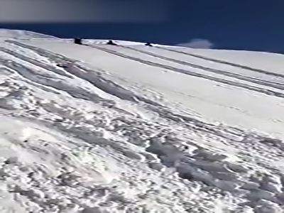 سقوط بهمن به دلیل برف بازی + فیلم