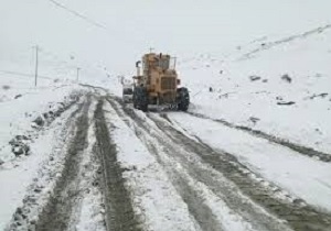 انجام عملیات برف روبی در ۳۸۰ کیلومتر از محور‌های آذربایجان غربی