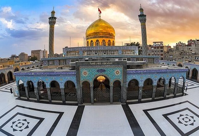تصویر کدام شهید مدافع حرم روبروی درب ورود به حرم حضرت زینب (س) است؟