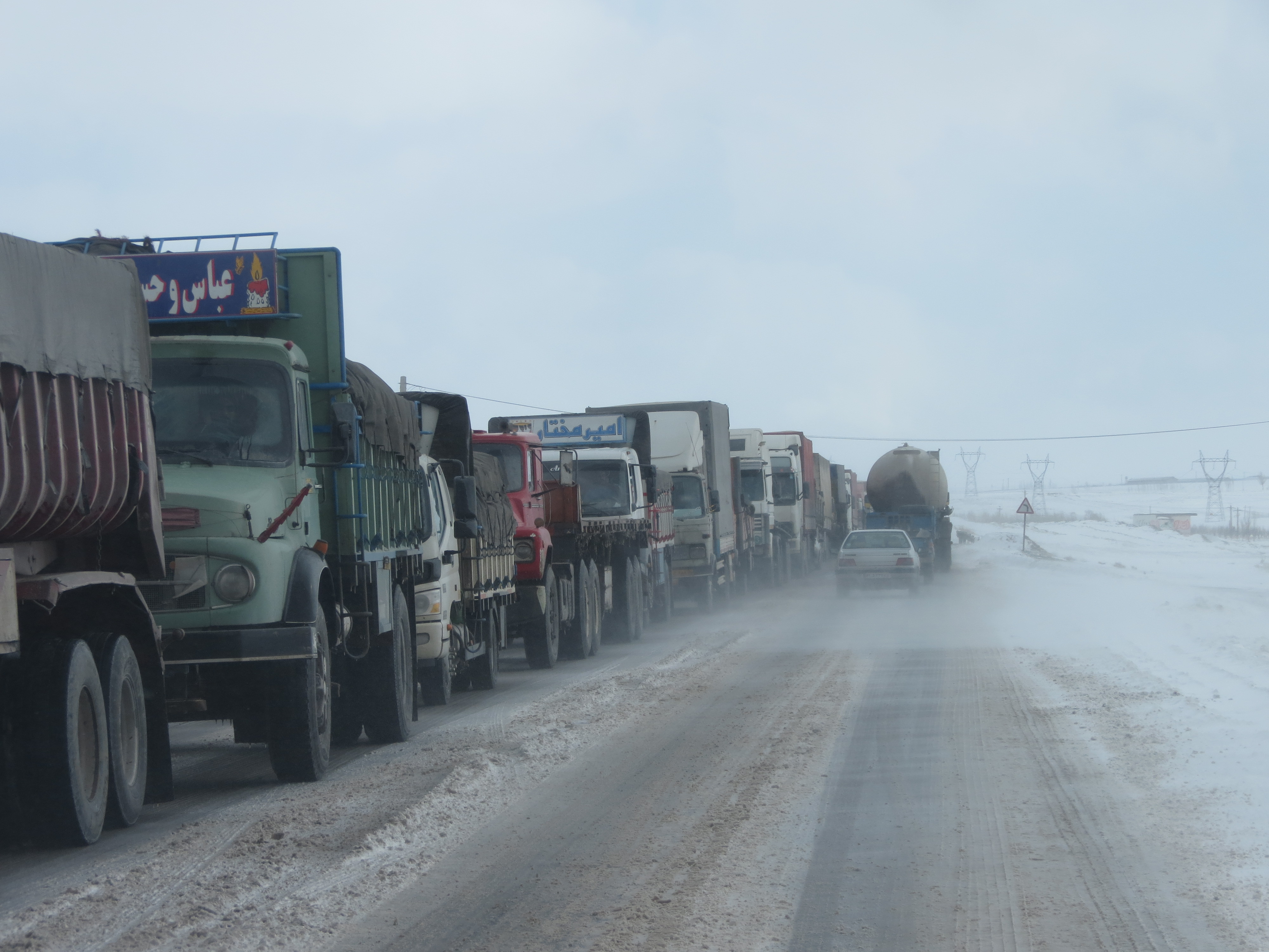 رهاسازی ۴۰۰ خودرو گرفتار در برف در شهرستان بستان آباد
