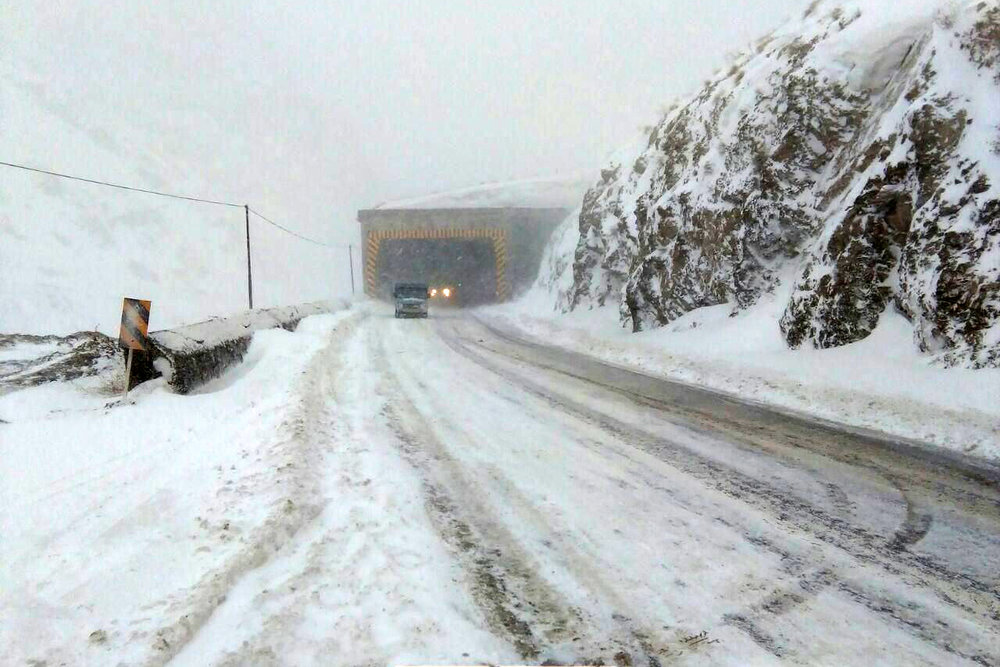 تردد در محور آبدانان به دره شهر و گردنه کبیرکوه با زنجیر‌چرخ نیز ممکن نیست