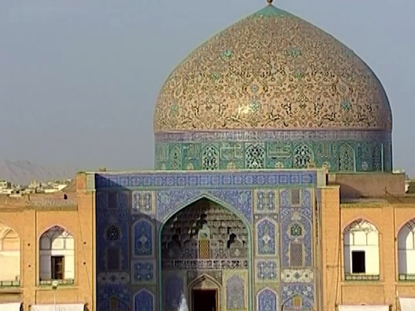فوتبال بازی کردن در مسجد شیخ لطف‌الله! + فیلم
