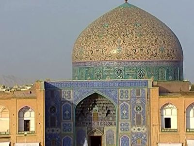 فوتبال بازی کردن در مسجد شیخ لطف&zwnj;الله + فیلم