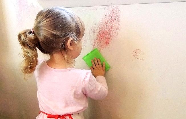 چگونه لکه جوهر و خودکار را از دیوار پاک کنیم؟