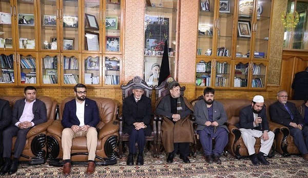 اشرف غنی برای ابراز همدردی به خانه &laquo;محمد محقق&raquo; رفت