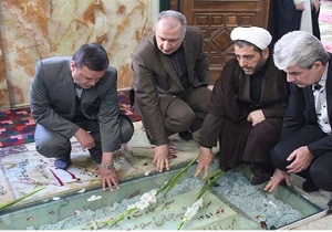 غبارروبی مسئولان دادگستری سمنان از مزار مطهر شهدا