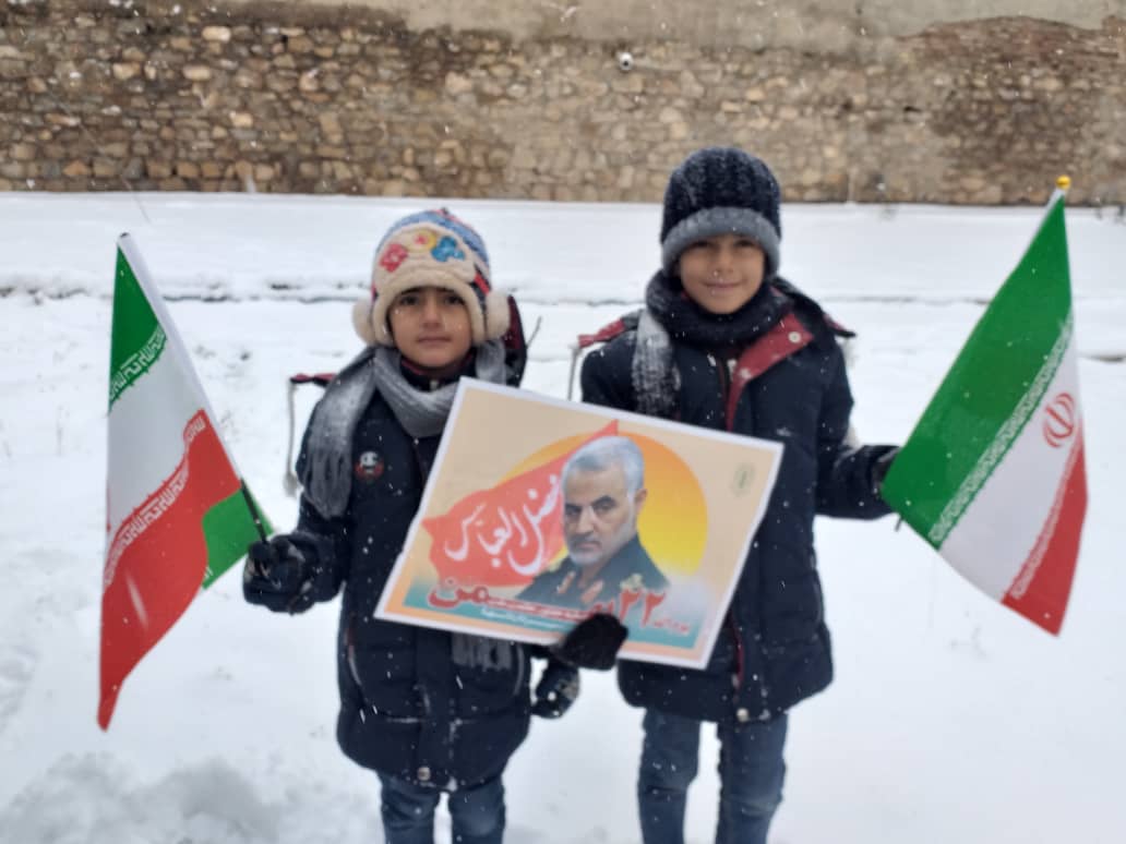 آغاز مراسم 22 بهمن نهاوند در زیر بارش برف تا لحظاتی دیگر