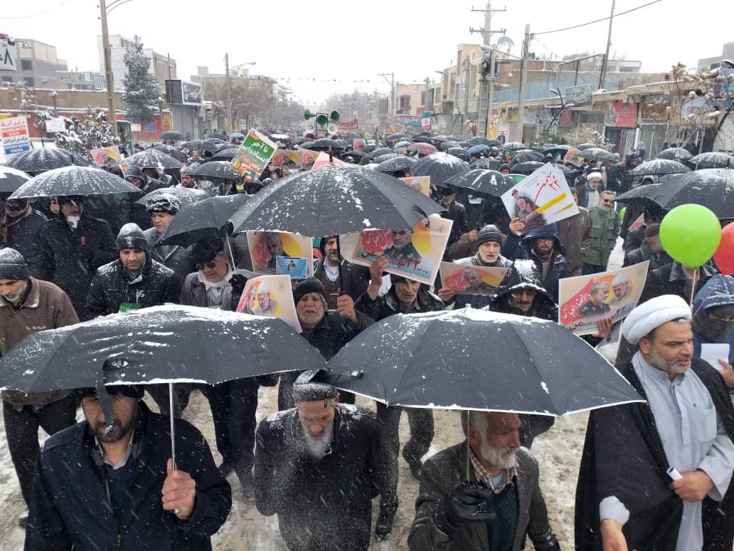 آغاز مراسم 22 بهمن نهاوند در زیر بارش برف تا لحظاتی دیگر