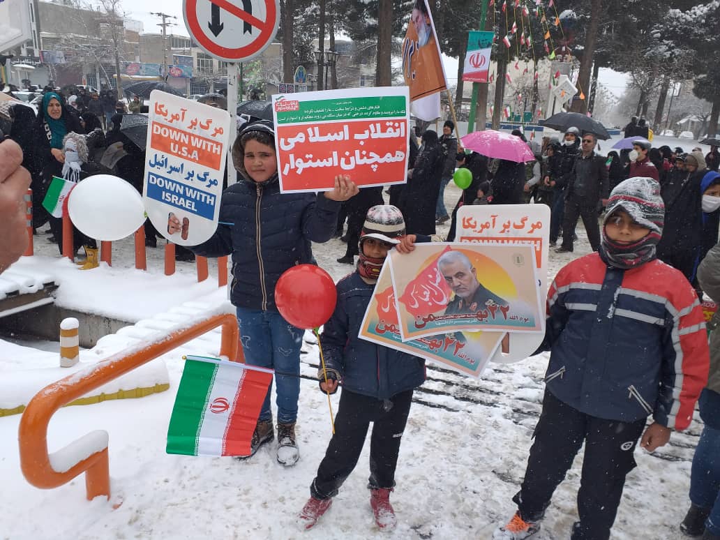 آغاز مراسم 22 بهمن نهاوند در زیر بارش برف تا لحظاتی دیگر