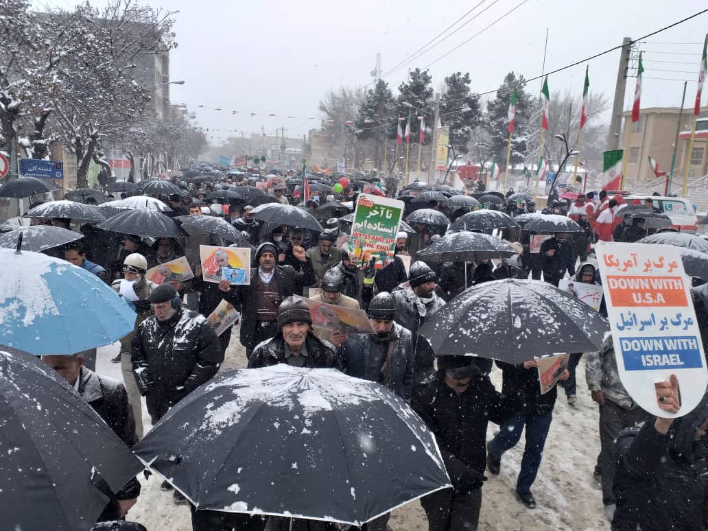 آغاز مراسم 22 بهمن نهاوند در زیر بارش برف تا لحظاتی دیگر