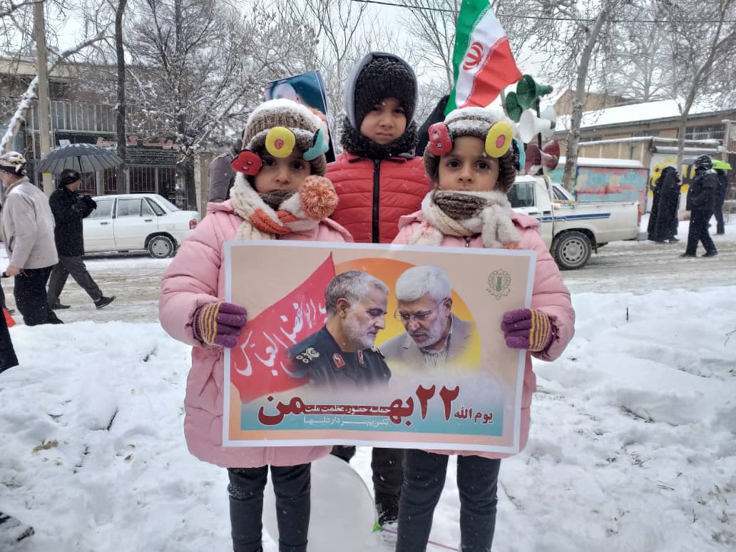 آغاز مراسم 22 بهمن نهاوند در زیر بارش برف تا لحظاتی دیگر