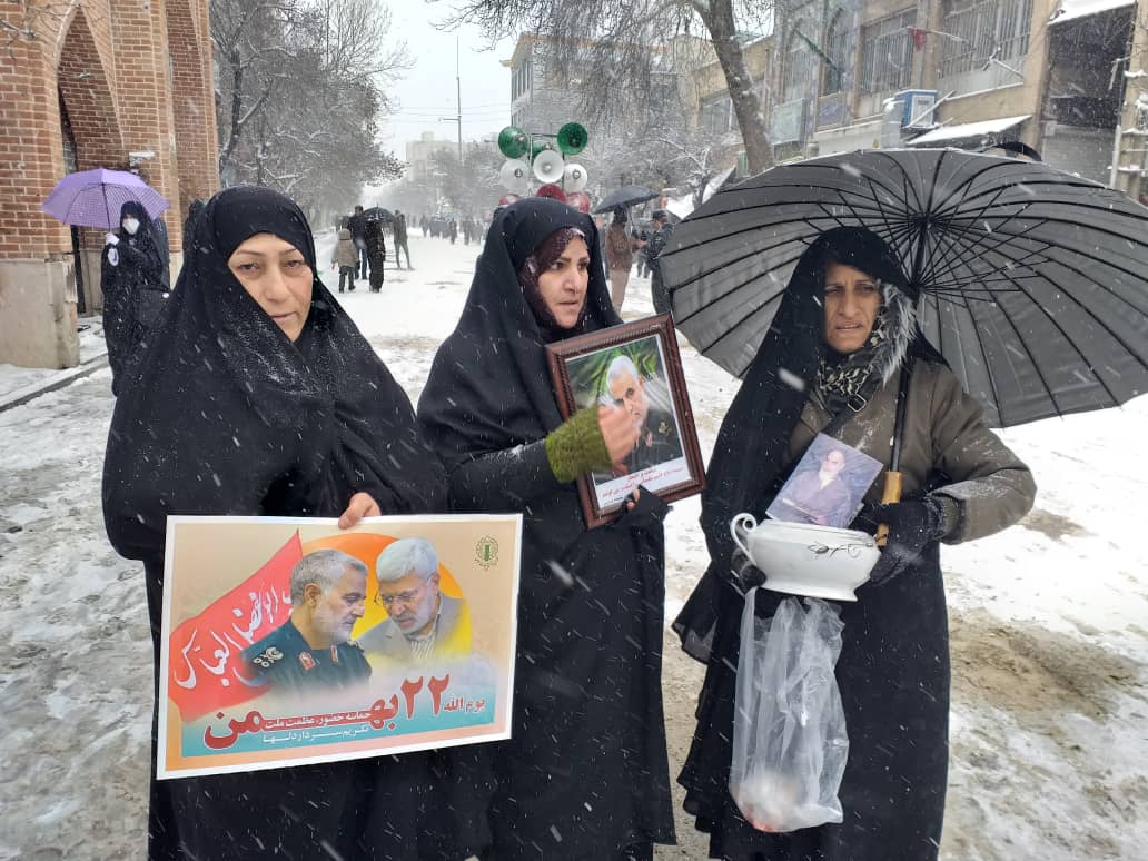 آغاز مراسم 22 بهمن نهاوند در زیر بارش برف تا لحظاتی دیگر