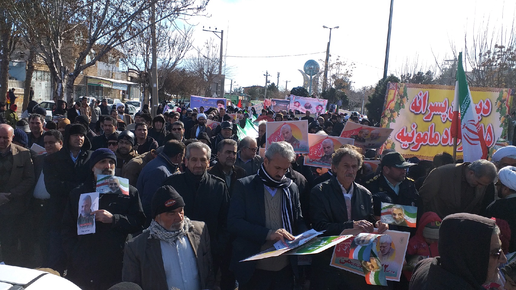 قیام مردم استان مرکزی به احترام انقلاب در راهپیمایی یوم الله ۲۲ بهمن ۹۸