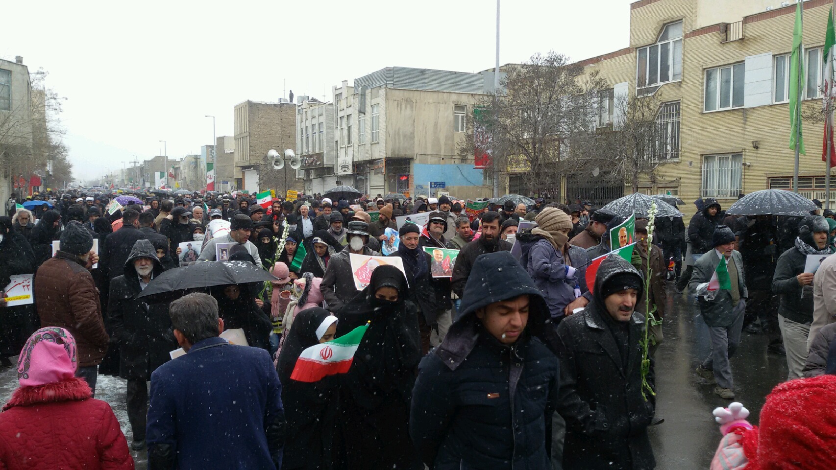 قیام مردم استان مرکزی به احترام انقلاب در راهپیمایی یوم الله ۲۲ بهمن ۹۸
