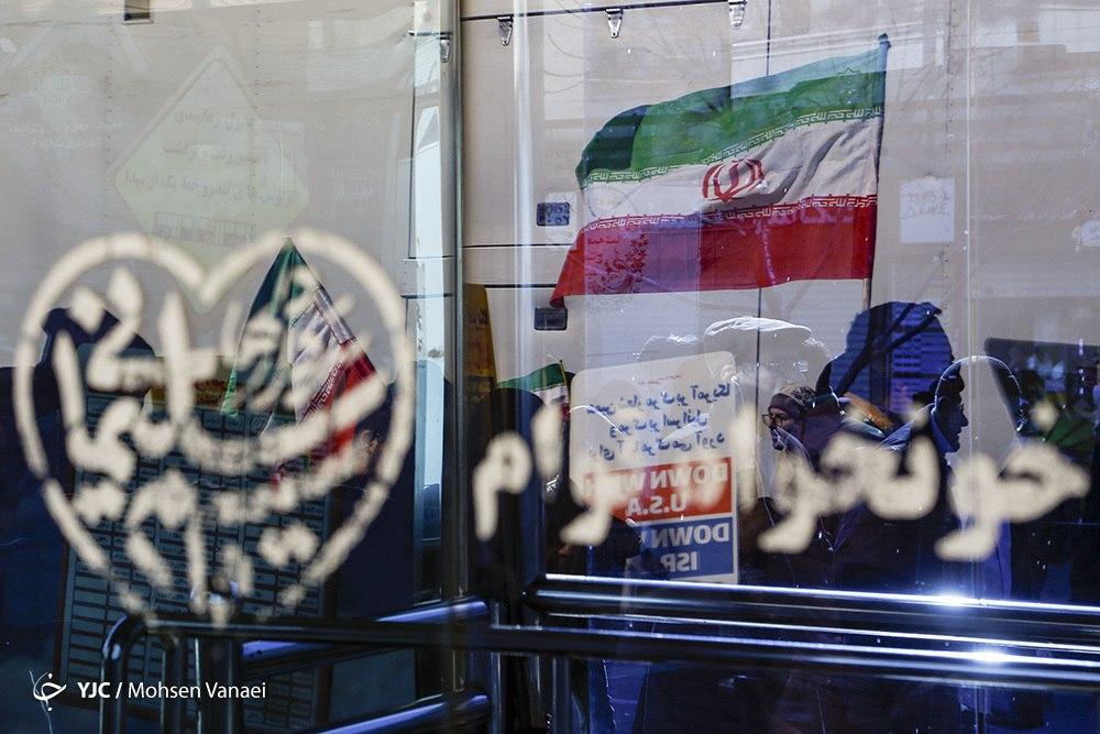 دست نوشته&zwnj;های جالب در راهپیمایی ۲۲ بهمن