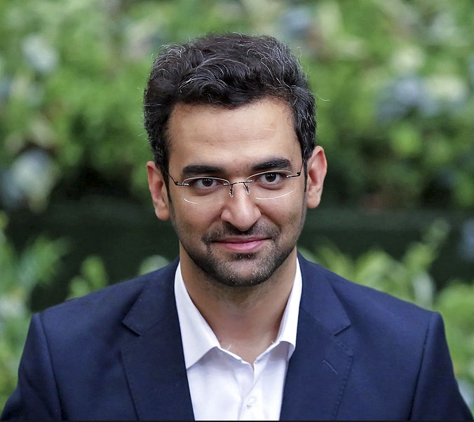 وزیر ارتباطات به همراه خانواده در راهپیمایی ۲۲ بهمن
