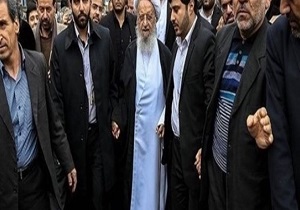 حضور آیت الله مکارم شیرازی در راهپیمایی ۲۲ بهمن در قم