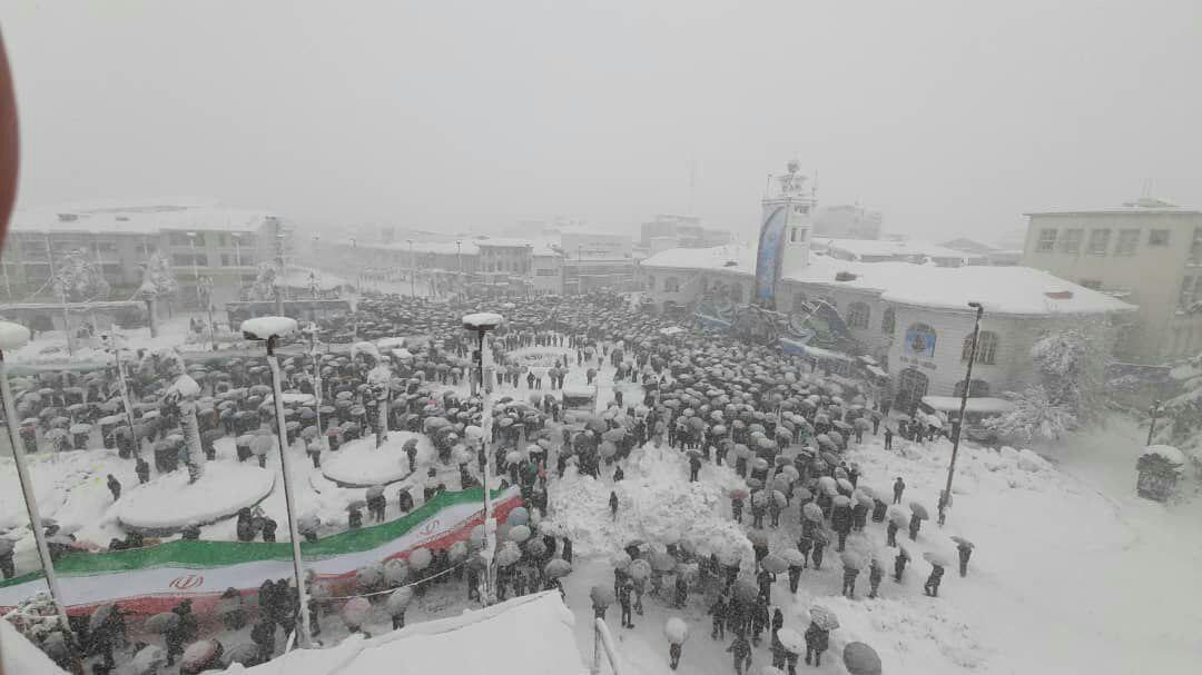 راهپیمایی با شکوه ۲۲ بهمن گیلان در زیر بارش برف