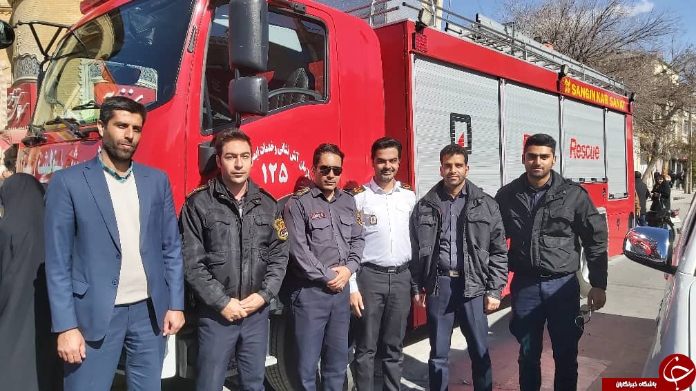 حضور آتشین آتش نشانان در راهپیمایی ۲۲ بهمن و تامین ایمنی مردم به همت آن ها
