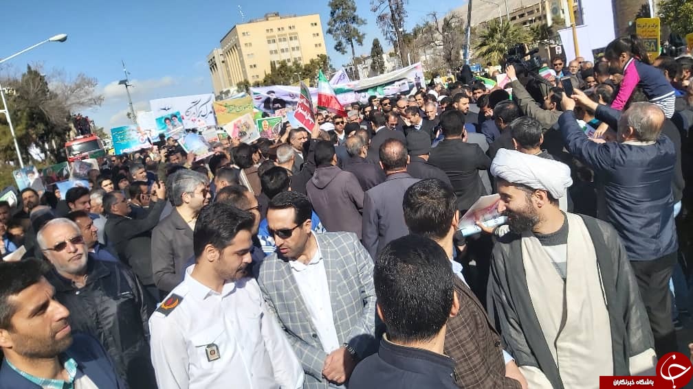 حضور آتشین آتش نشانان در راهپیمایی ۲۲ بهمن و تامین ایمنی مردم به همت آن ها