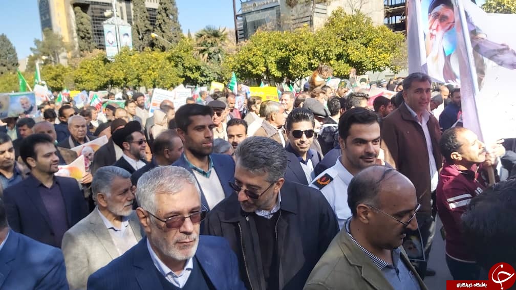 حضور آتشین آتش نشانان در راهپیمایی ۲۲ بهمن و تامین ایمنی مردم به همت آن ها