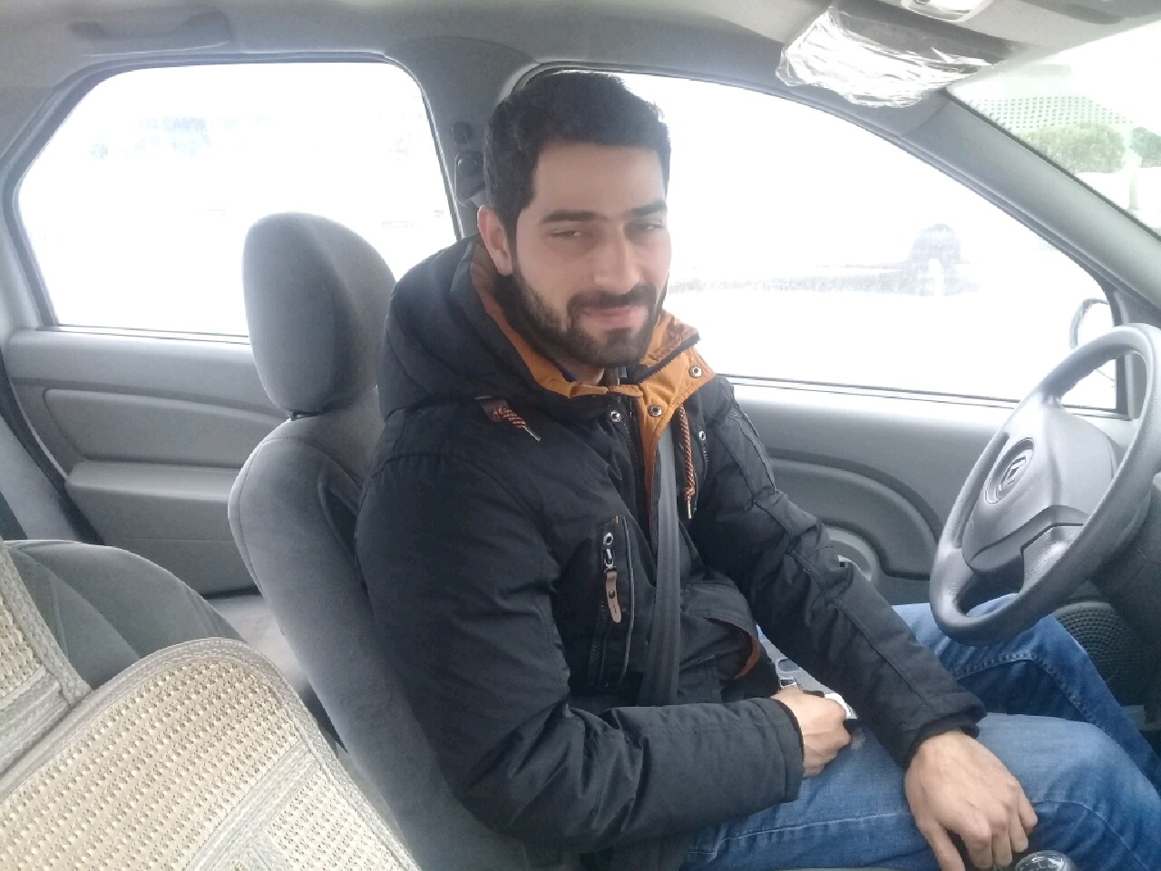 جوانی انقلابی که به راهپیمایان سرویس دهی رایگان داد