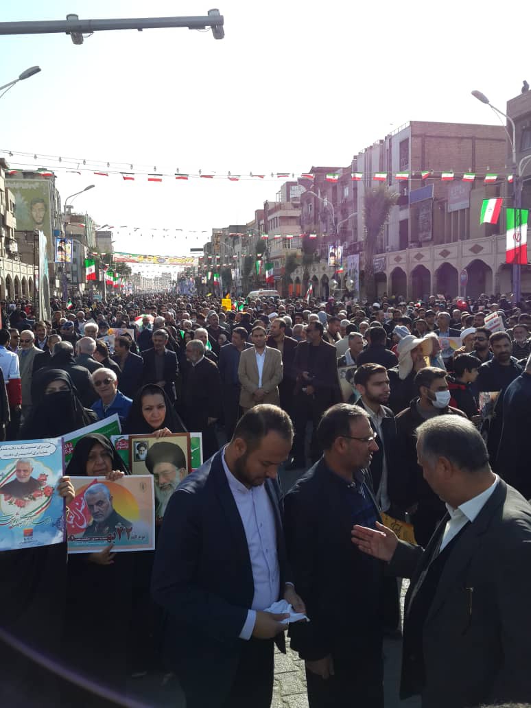 تجدید میثاق با شهدا در راهپیمایی ۲۲ بهمن