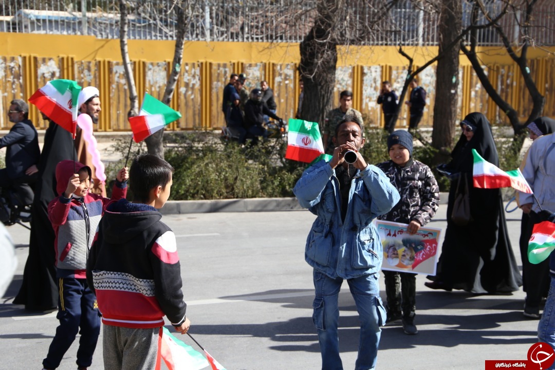 فارس به پاس پیروزی انقلاب در ۲۲ بهمن و به یاد سردار دل&zwnj;ها به پا خواست + تصاویر