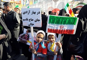 انقلاب اسلامی باید به نسل جوان منتقل شود
