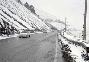 یخ‌زدگی محور‌های مواصلاتی کوهدشت؛ رانندگان احتیاط کنند