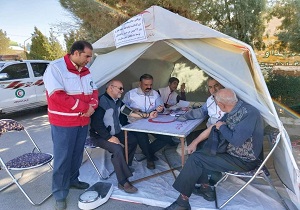 خدمت رسانی امدادگران هلال احمر یزد در مسیر راهپیمایی ۲۲ بهمن