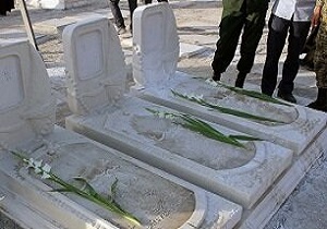 ادای احترام به مزار مطهر شهدای انقلاب در قم