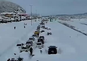 گرفتار شدن خودروها در برف و کولاک جاده امامزاده هاشم به رشت + فیلم