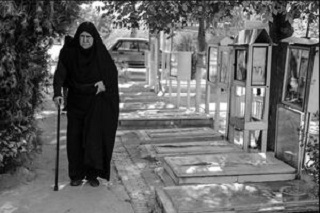 مراقبت مادر از فرزند شهیدش حتی زیر خاک!