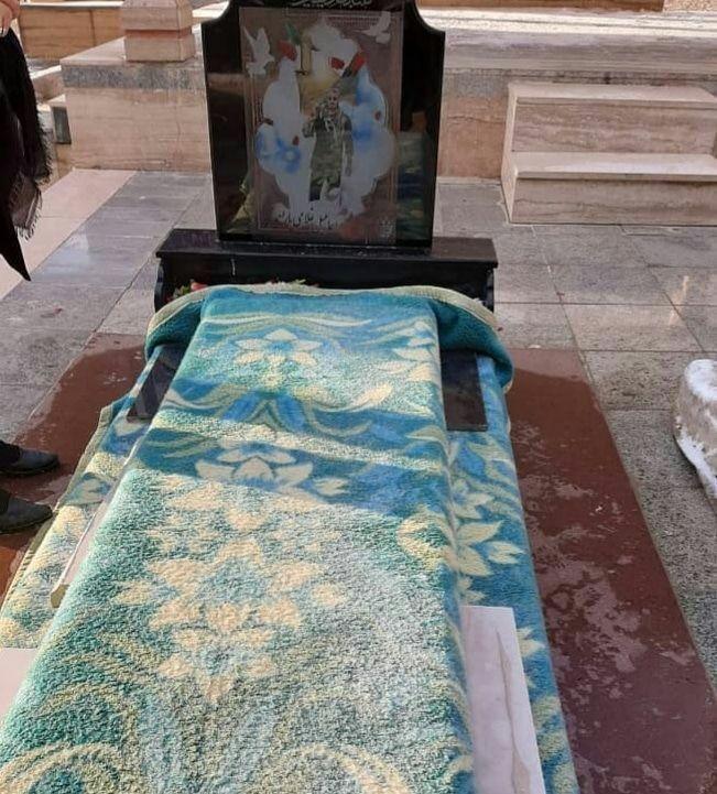 مراقبت مادر از فرزند شهیدش حتی زیر خاک