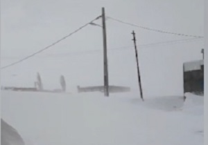 مسدود شدن راه‌های روستایی چاراویماق در اثر برف و کولاک + فیلم