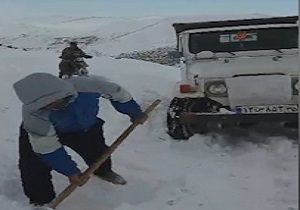 بازگشایی جاده توسط اهالی روستای «میراجل» + فیلم