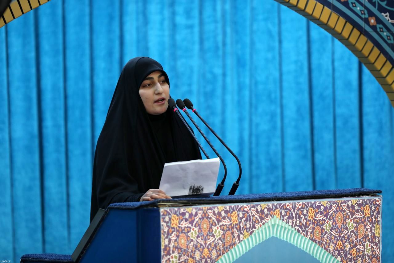 جدیدترین تصویر زینب سلیمانی از زیارت مزار پدرش