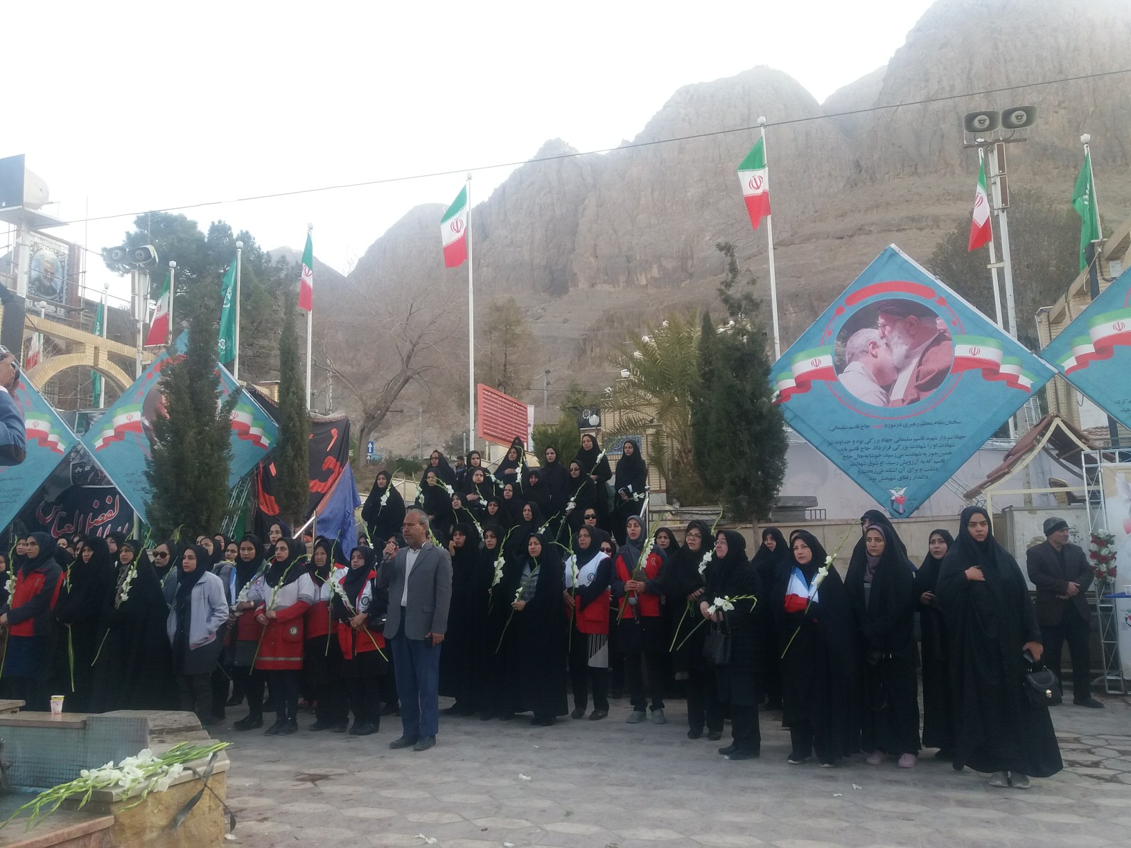 آغاز هفته بانوان با حضور بانوان در گلزار شهدای کرمان