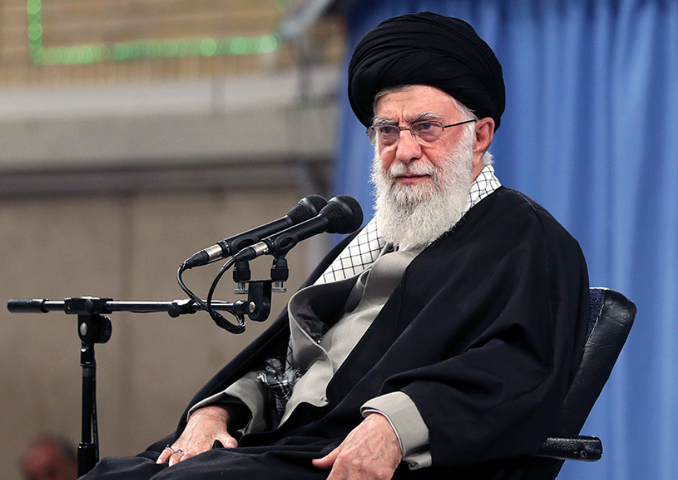 شعرخوانی احمد بابایی در حضور رهبر انقلاب از سپهبد شهید قاسم سلیمانی