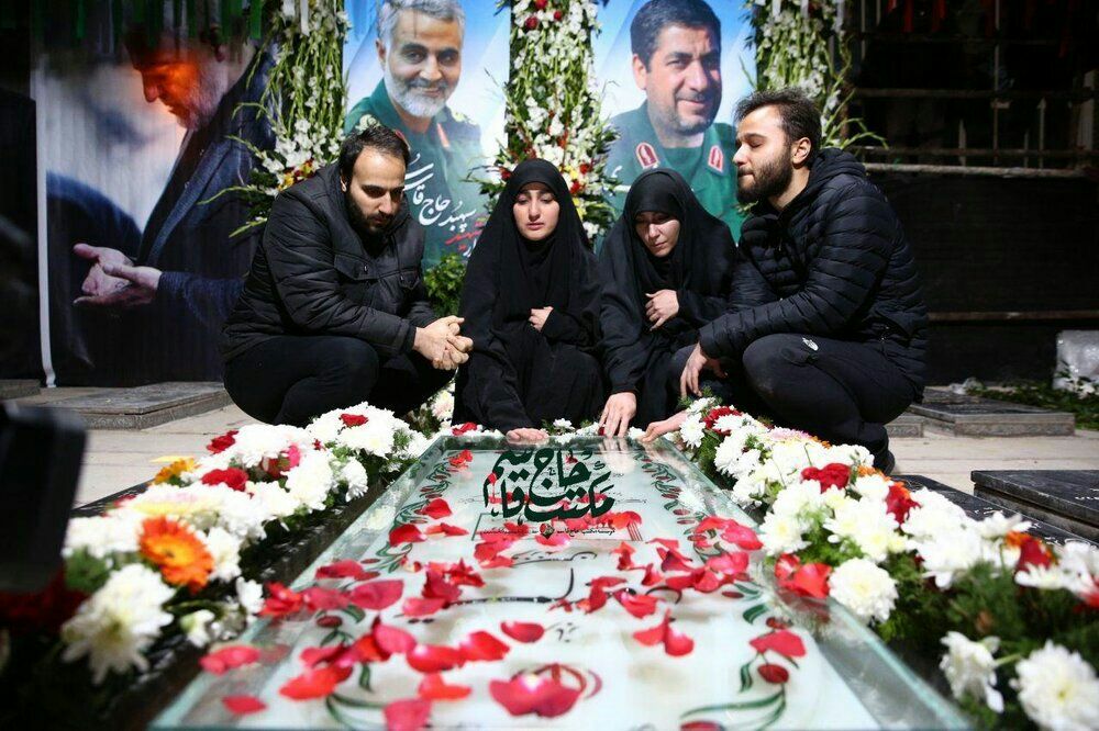 تصویری از ۴ فرزند سردار سلیمانی بر سر مزار پدر