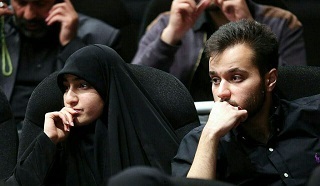 فرزندان شهید سلیمانی در کنار سنگ مزار جدید پدر