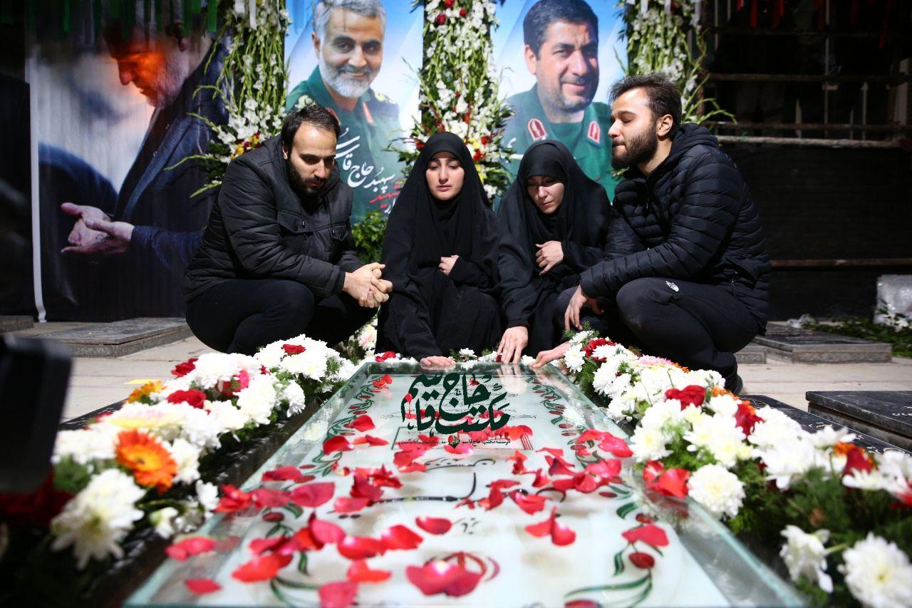 تصاویری از فرزندان حاج قاسم با سنگ مزار جدید پدر