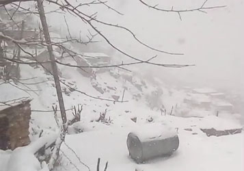 بارش برف در روستای بندول + فیلم