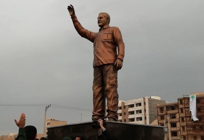 رونمايي از تندیس شهید قاسم سلیمانی در فرودگاه اهواز