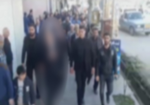 یک کوه عضله برای محافظت از یک داوطلب