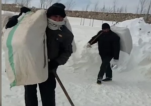 دشواری در تهیه مایحتاج اولیه توسط مردم روستاهای بستان‌آباد + فیلم